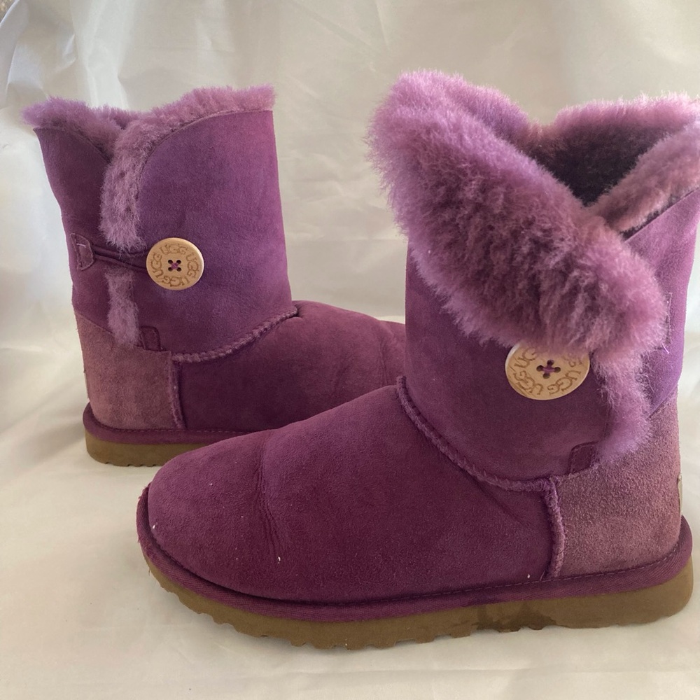 UGG BAILEY BUTTON CLASSIC SUEDE BOOTS IN PURPLE (SUGAR PLUM) SHEEPSKIN, SIZE 6 - Picture 6 of 16